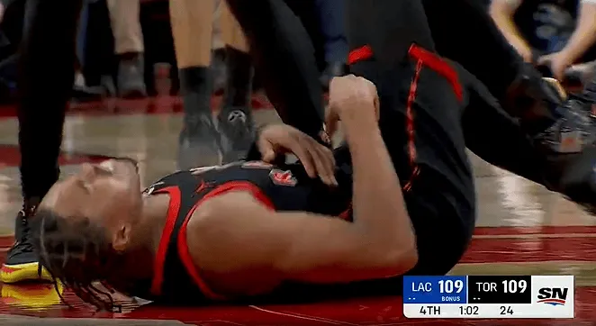 足球竞猜平台-哈登关键时刻连得8分追平比分，但邓恩随后被吹罚掩护犯规