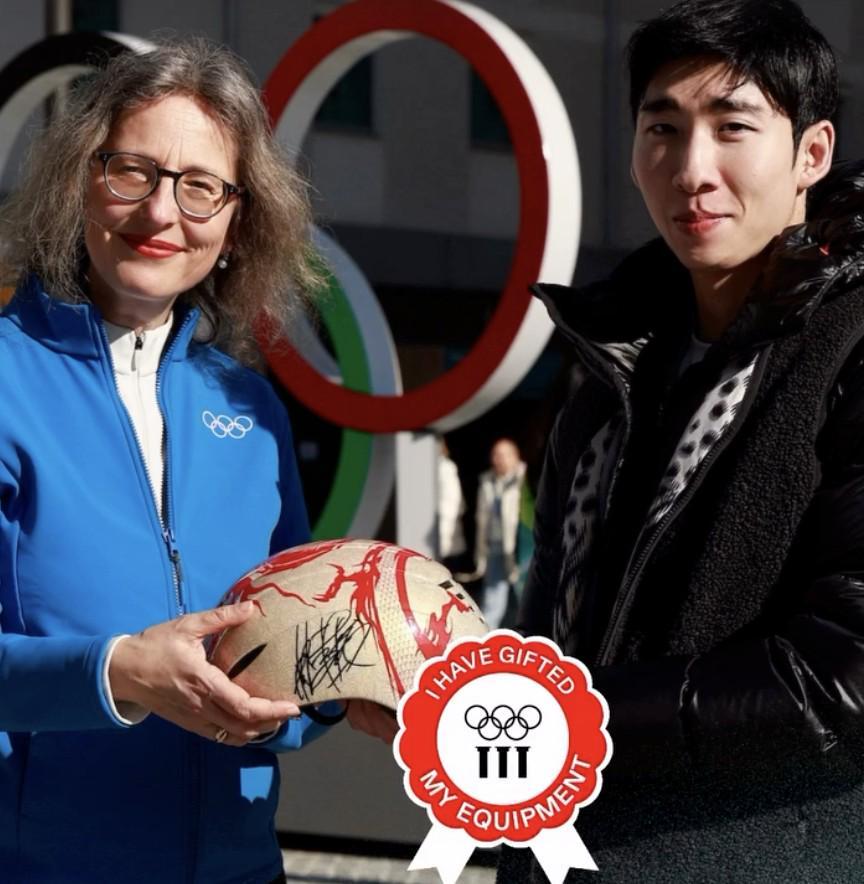 五大联赛-附有亲笔签名，林孝埈将米兰冬奥熊猫头盔捐赠奥林匹克博物馆